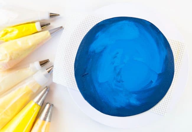 一块覆盖着蓝色奶油乳酪准备管道与黄色奶油乳酪!