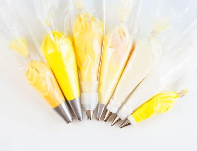 色调的黄色奶油乳酪准备管道蛋糕!