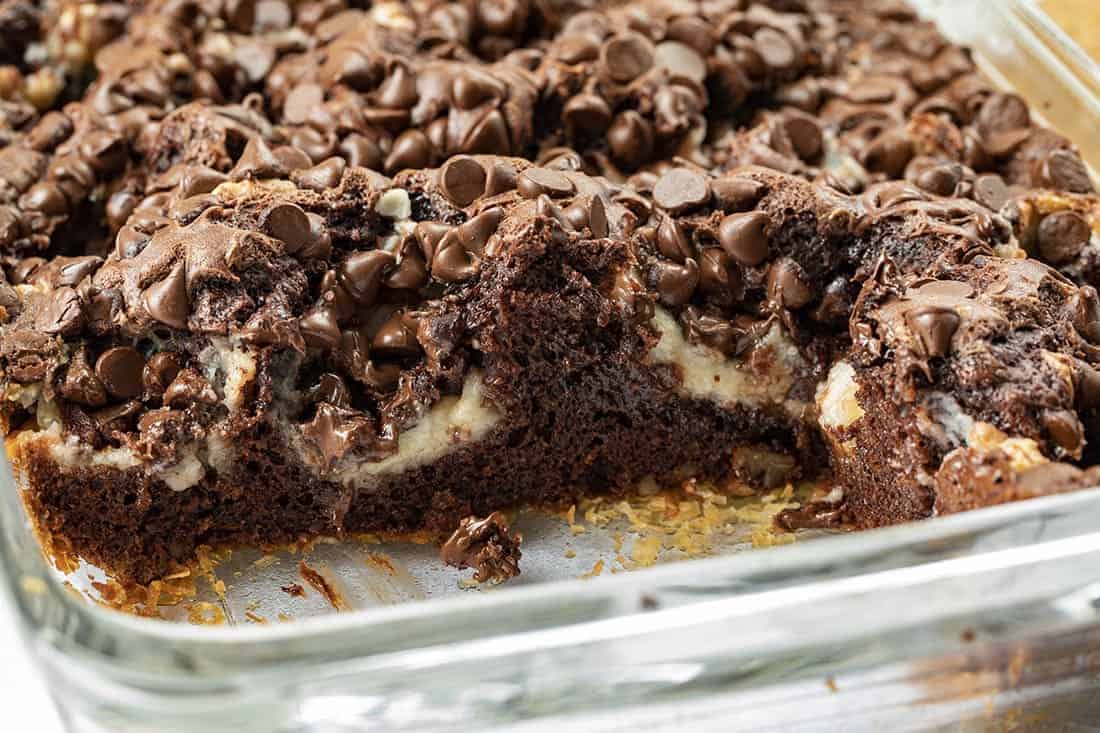 地震蛋糕在盘子里，去掉了碎片