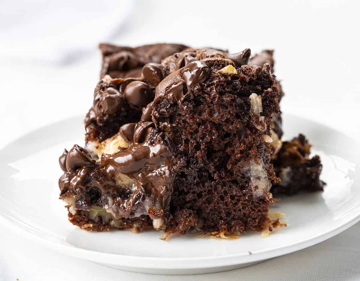 白色盘子上的地震蛋糕