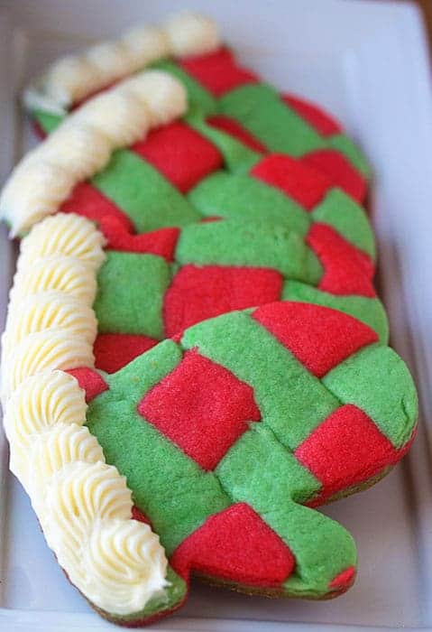 中华绒蝥糖饼干放在盘子上