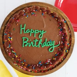 黄色的蛋糕和巧克力奶油乳酪