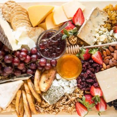 学习如何构建自己的美味奶酪盘!各种奶酪和水果、坚果、饼干,终极开胃拼盘。