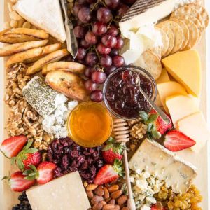 学习如何制作自己的美味奶酪托盘!搭配各种各样的奶酪，水果，坚果，饼干，和最终的开胃菜拼盘。