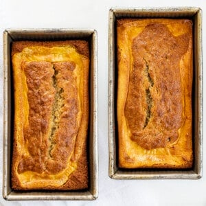 头顶上的两条奶油奶酪香蕉面包露出了顶部。烘焙，面包，奶油奶酪，香蕉面包，光香蕉面包，两条面包食谱，甜点，零食，早餐面包，食谱，我是面包师，iambaker