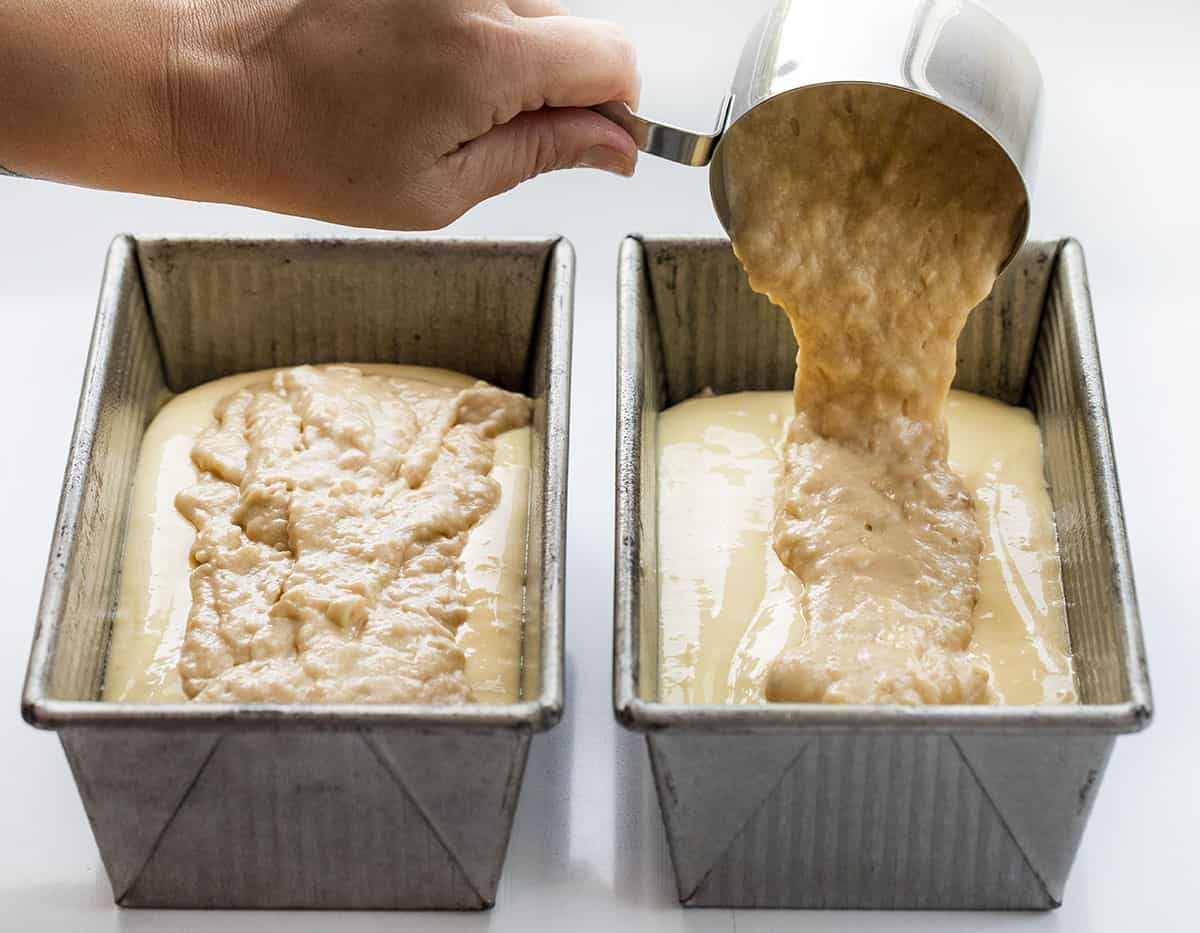 烤前在奶油芝士上加香蕉面包面糊。烘焙，面包，奶油奶酪，香蕉面包，光香蕉面包，两条面包食谱，甜点，零食，早餐面包，食谱，我是面包师，iambaker