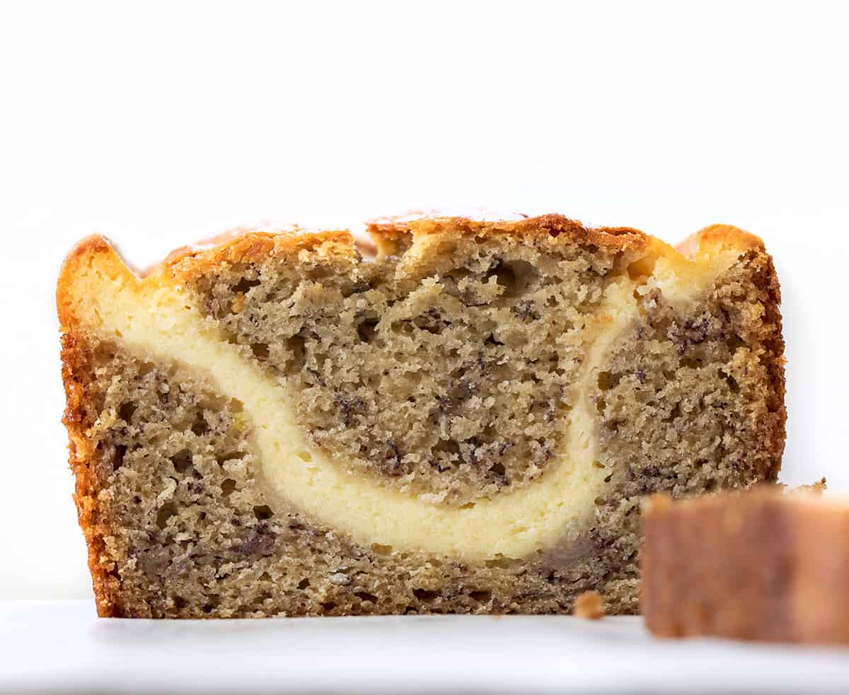 一条奶油奶酪香蕉面包。烘焙，面包，奶油奶酪，香蕉面包，光香蕉面包，两条面包食谱，甜点，零食，早餐面包，食谱，我是面包师，iambaker