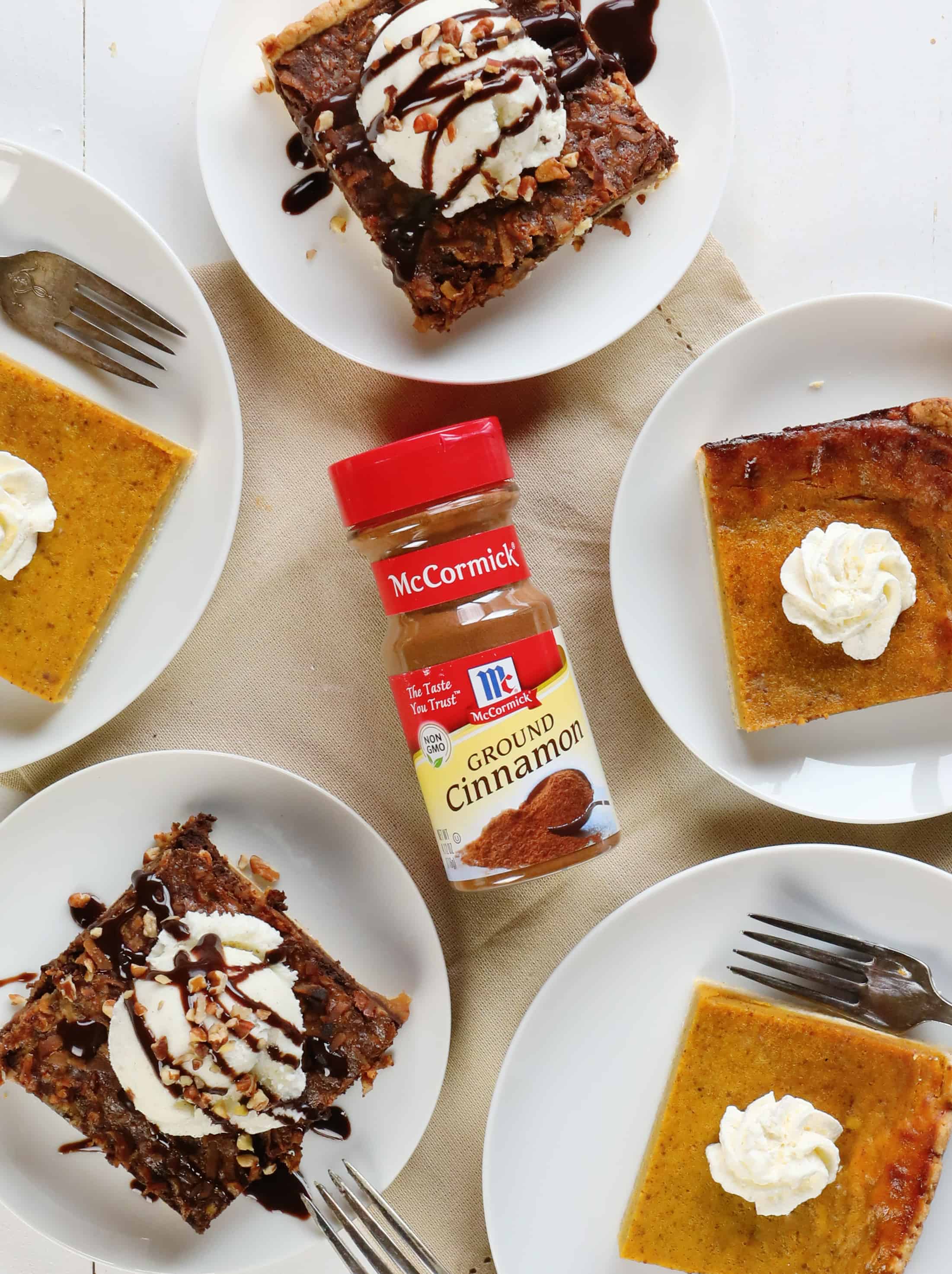 德国巧克力和南瓜块馅饼盘子上肉桂瓶子了gydF4y2Ba