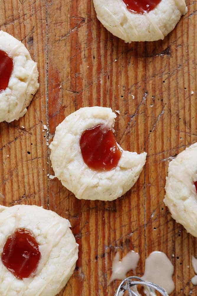 覆盆子拇指指纹饼干咬了