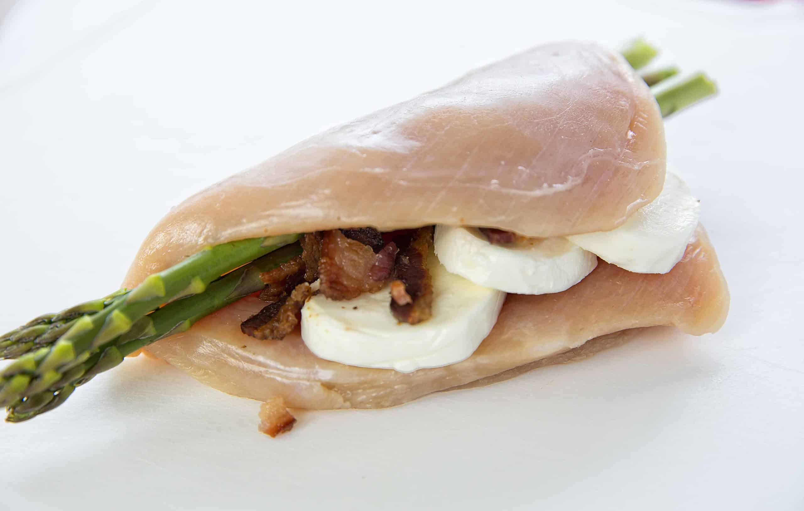 鸡塞满了芦笋和熏肉