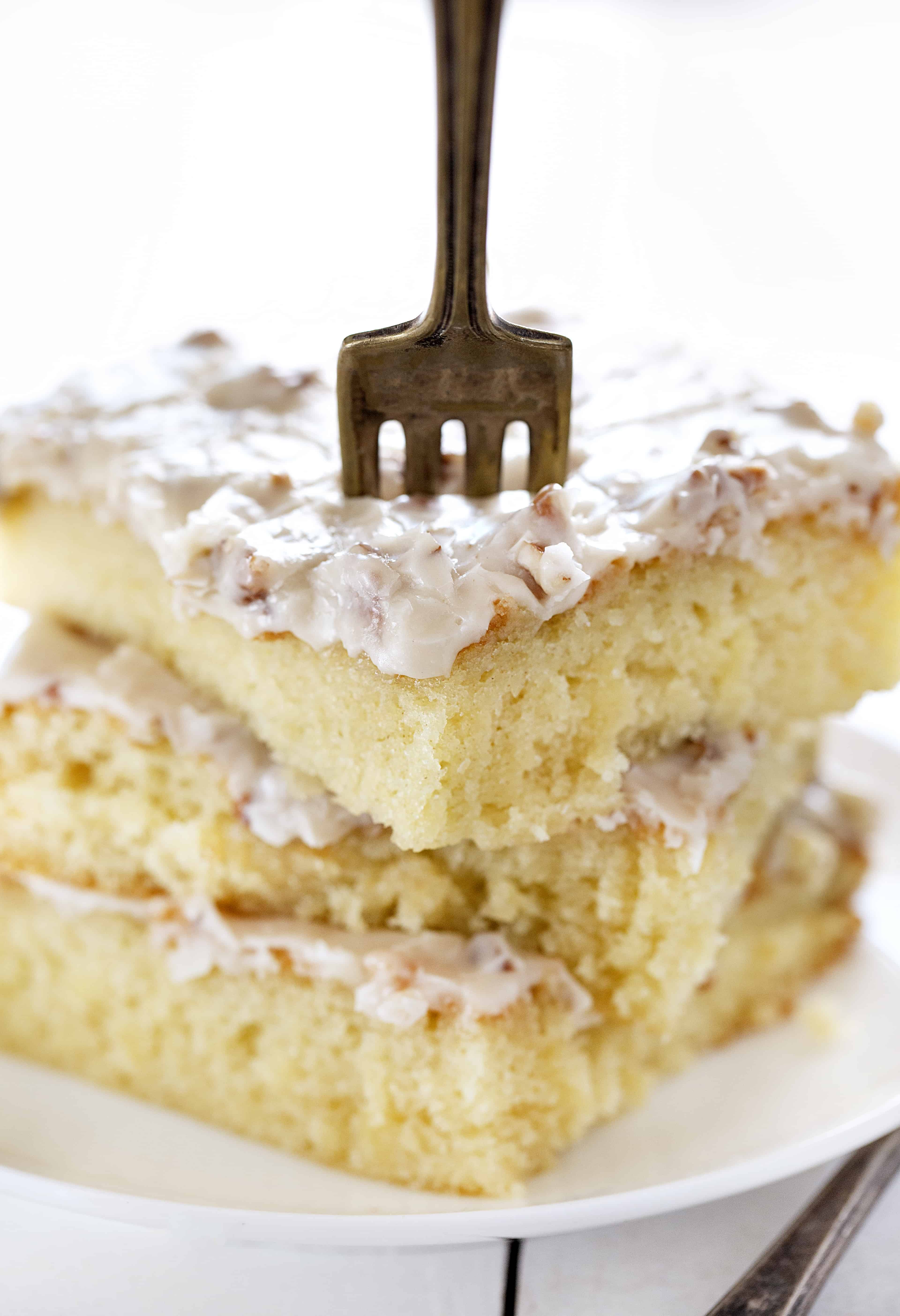 白色的杏仁核桃蛋糕