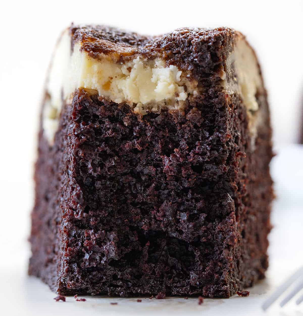 奶油芝士夹心巧克力蛋糕。甜点，烘焙，巧克力，巧克力甜点，蛋糕，蛋糕食谱，填充蛋糕，只有蛋糕，烘焙食谱，我是面包师，我是面包师