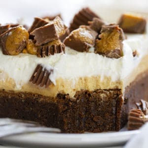 颓废的巧克力花生酱布丁,鞭打浇头,里斯花生酱杯子。甜点,烘焙,布朗尼,寒冷的巧克力蛋糕,巧克力蛋糕甜点,iambaker,我是贝克gydF4y2Ba