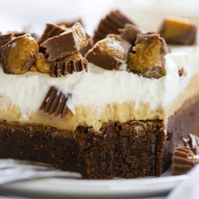 颓废的巧克力花生酱布丁,鞭打浇头,里斯花生酱杯子。甜点,烘焙,布朗尼,寒冷的巧克力蛋糕,巧克力蛋糕甜点,iambaker,我是贝克gydF4y2Ba