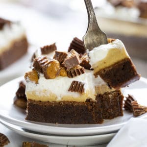 颓废的布朗尼上覆盖着花生酱布丁，浇上奶油，还有里瑟斯花生酱杯。甜点，烘焙，布朗尼，冷布朗尼，布朗尼甜点，iambaker，我是面包师