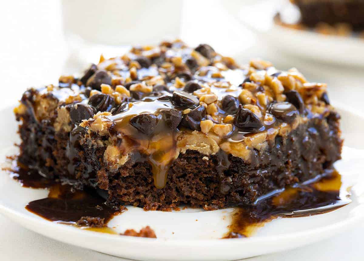 一块咸味焦糖蛋糕，白盘子，少咬一口