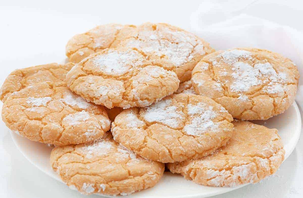 一盘橙色的奶油饼干堆叠和糖果糖周围gydF4y2Ba