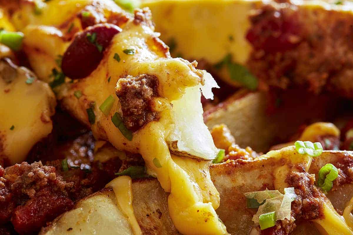 特写的辣椒芝士薯条