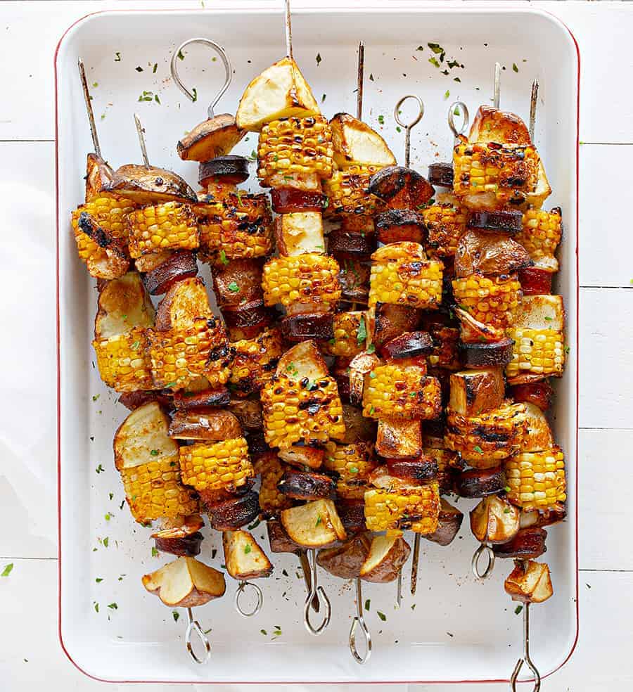 法人后裔虾与玉米和土豆和香肠串