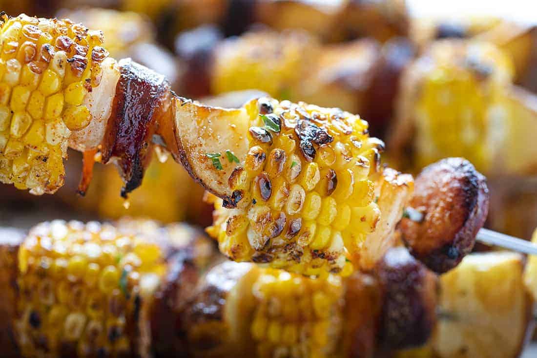 玉米虾串肉扦香肠和土豆