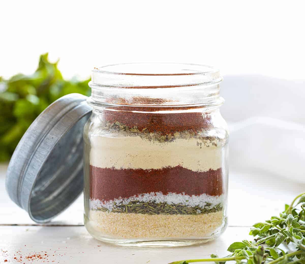 分层的印第安人香料配方的Jar