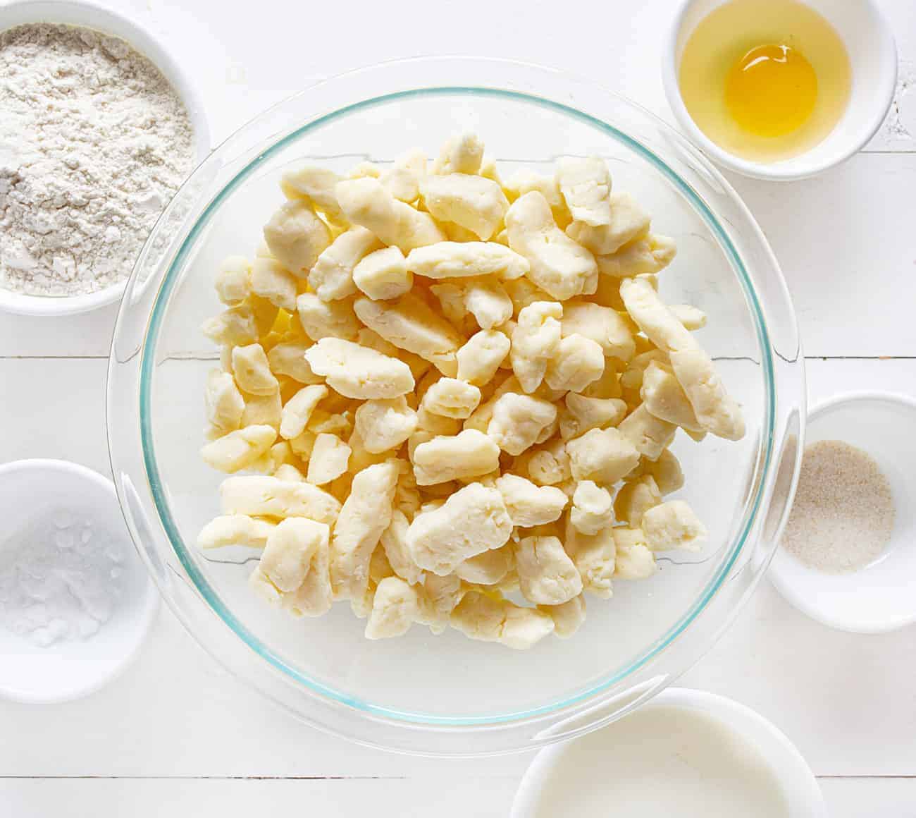 新鲜吱吱作响的白切达奶酪凝乳