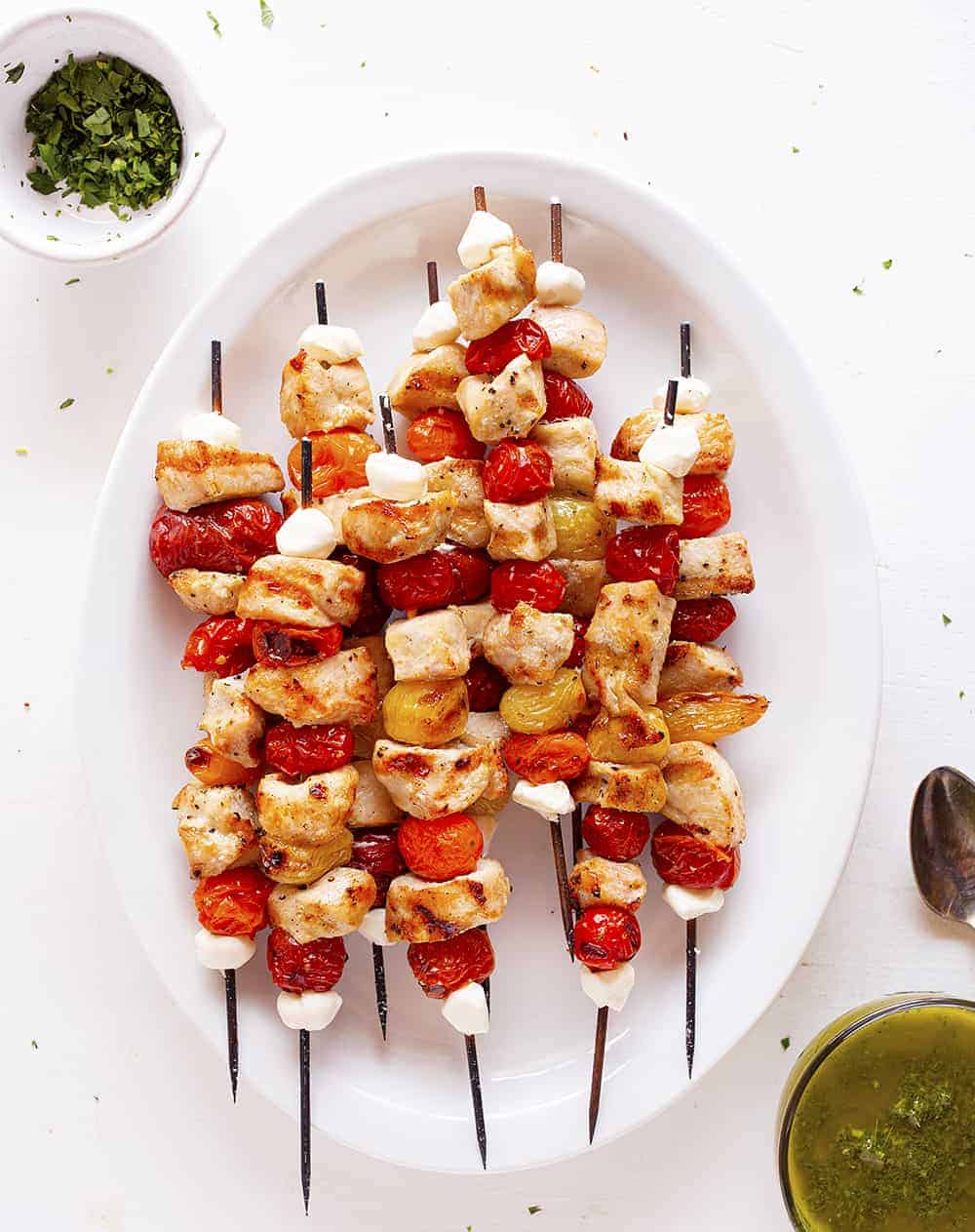 煮熟的鸡蔬串之前酱。gydF4y2Ba