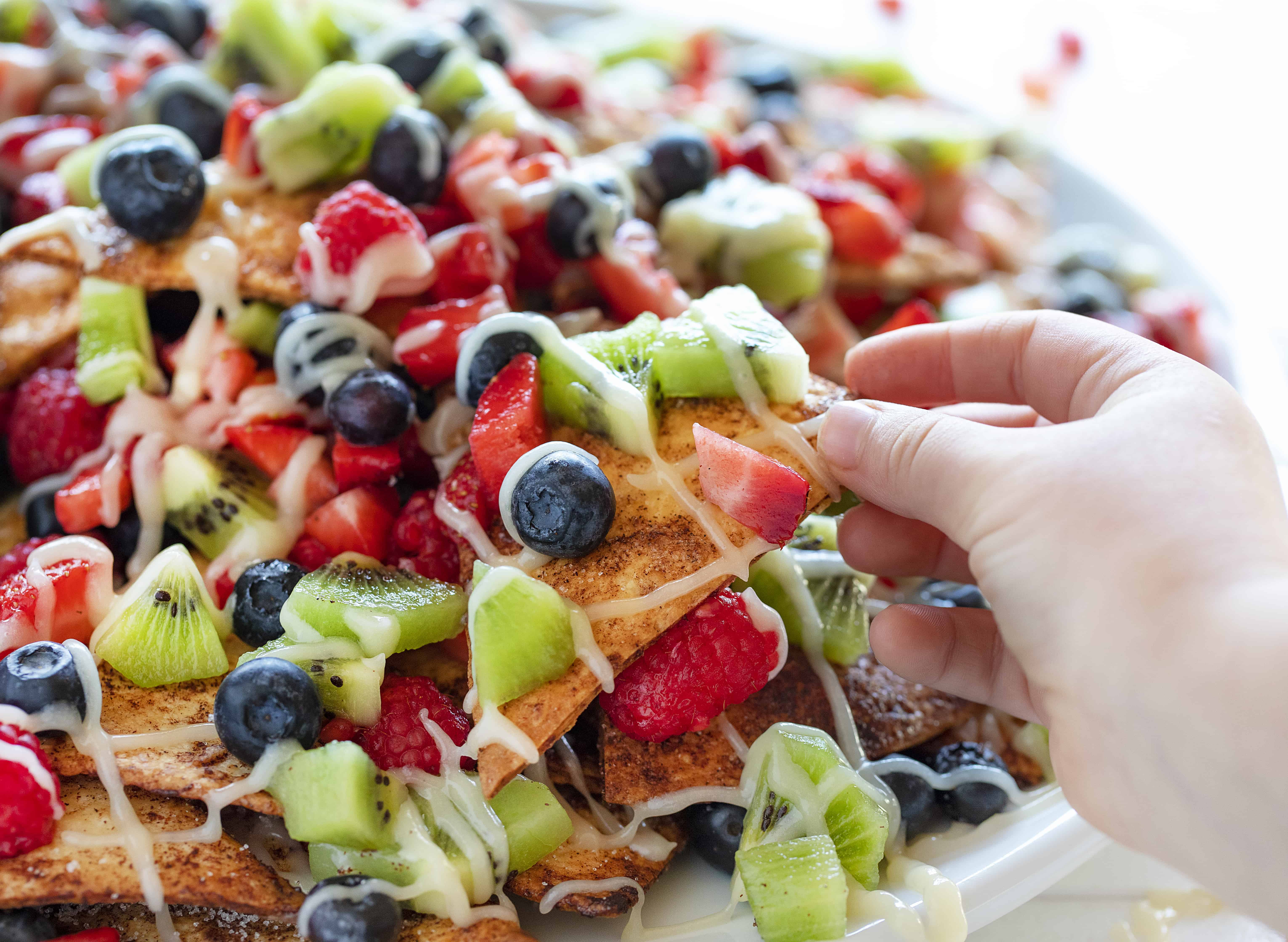 孩子们享受甜点烤干酪辣味玉米片gydF4y2Ba