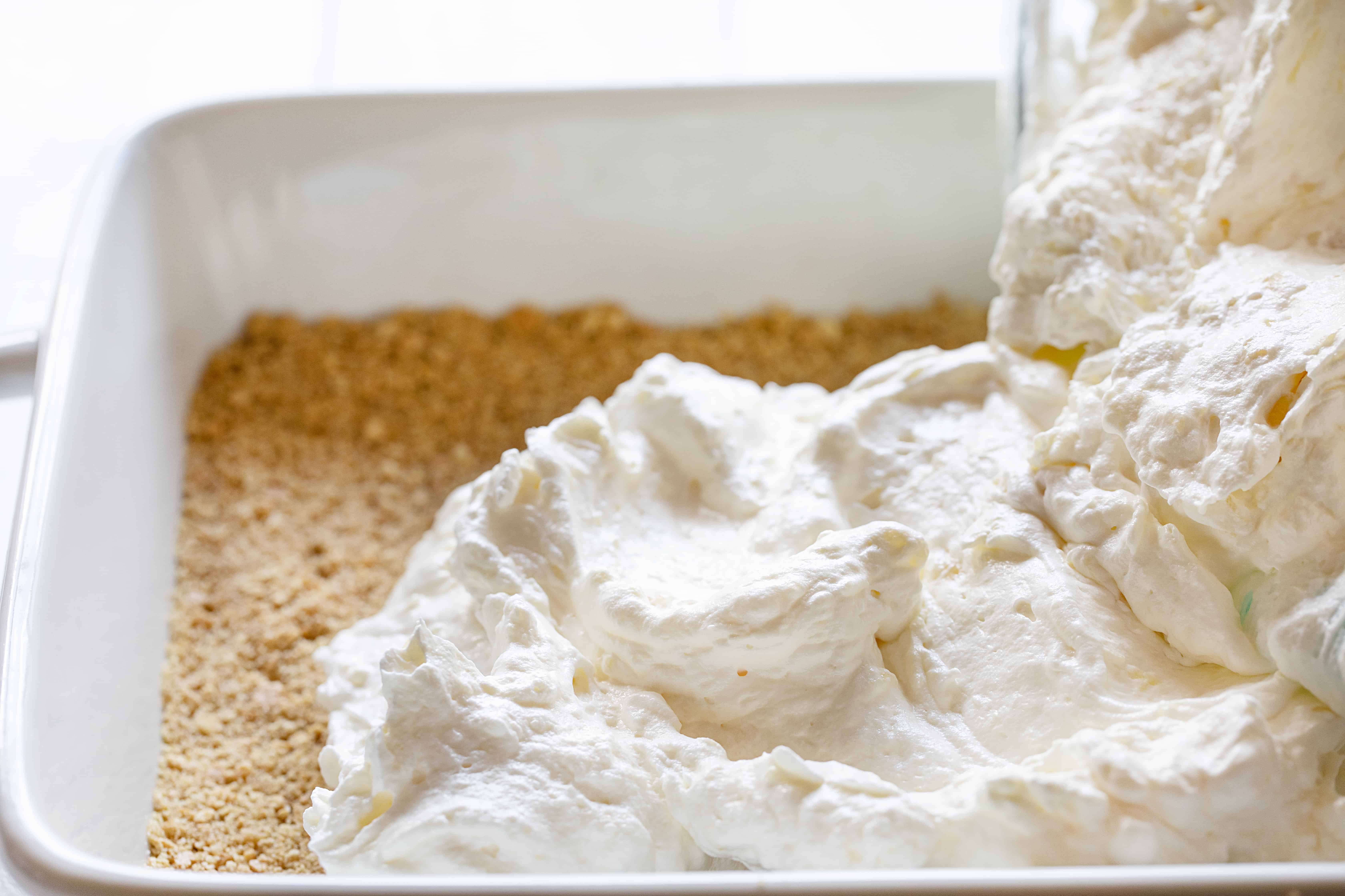 浇注填充的菠萝甜点在全麦地壳在9 * 13锅里。