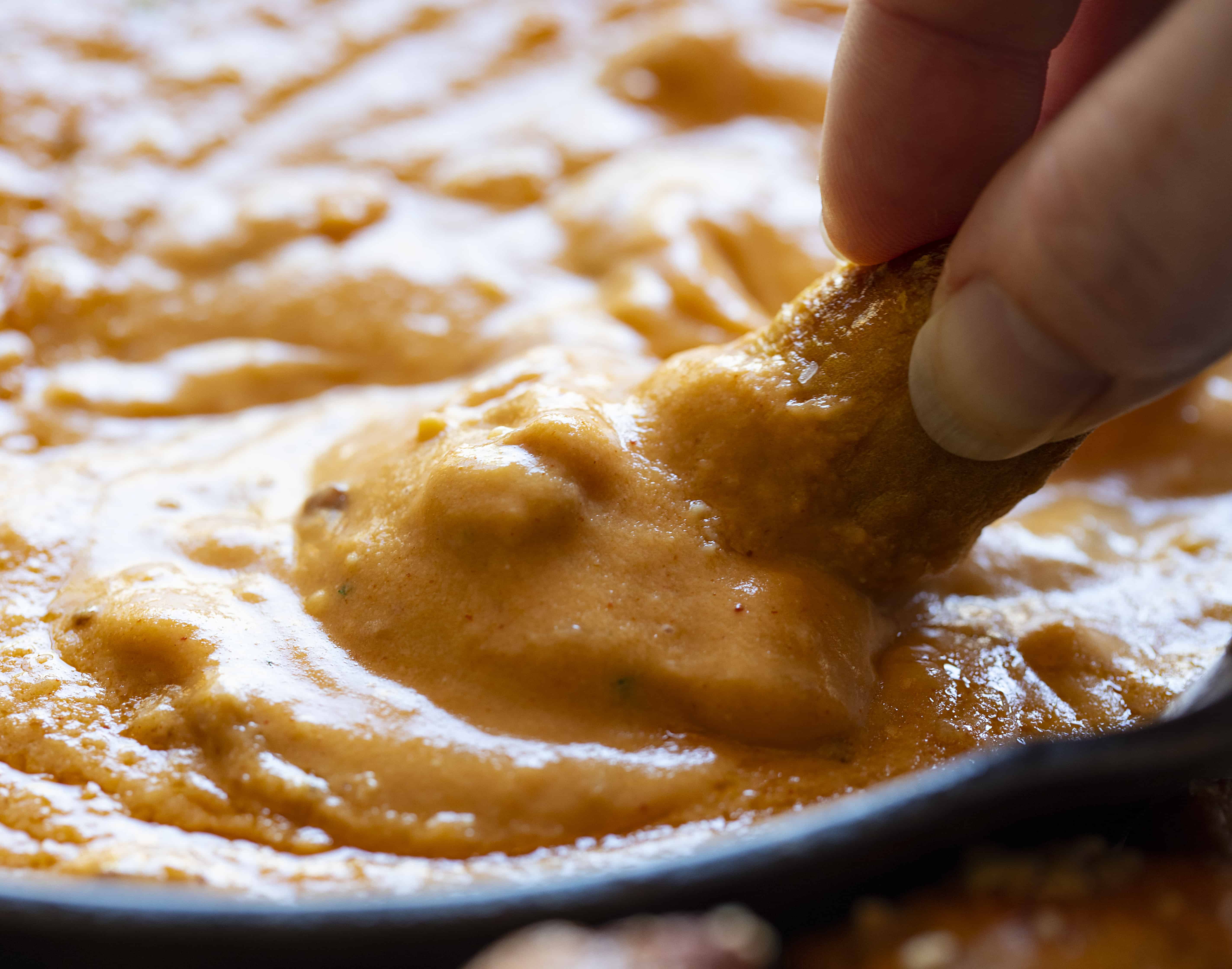 椒盐卷饼咬在奶酪倾斜