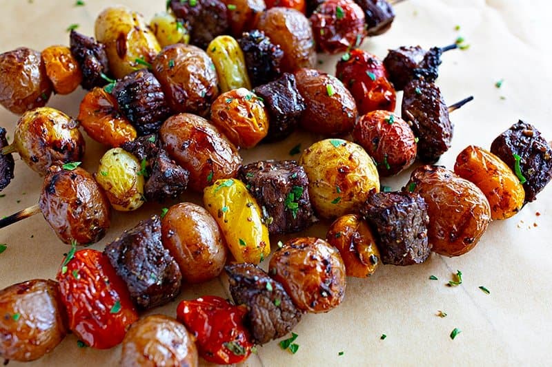 大蒜迷迭香牛排串煮熟，配以欧芹。gydF4y2Ba