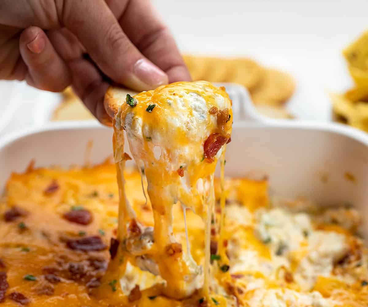 手蘸墨西哥胡椒和奶酪