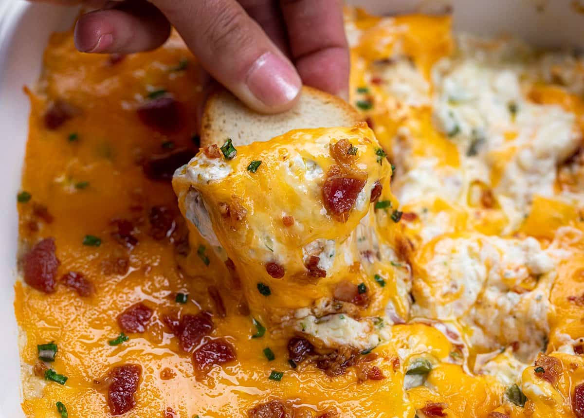 手蘸饼干到墨西哥胡椒蘸酱