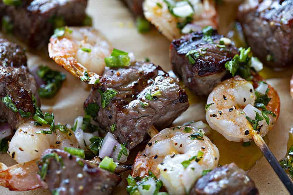 嫩牛排和虾烤肉串