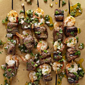 冲浪和地盘Chimichurri烤羊肉串