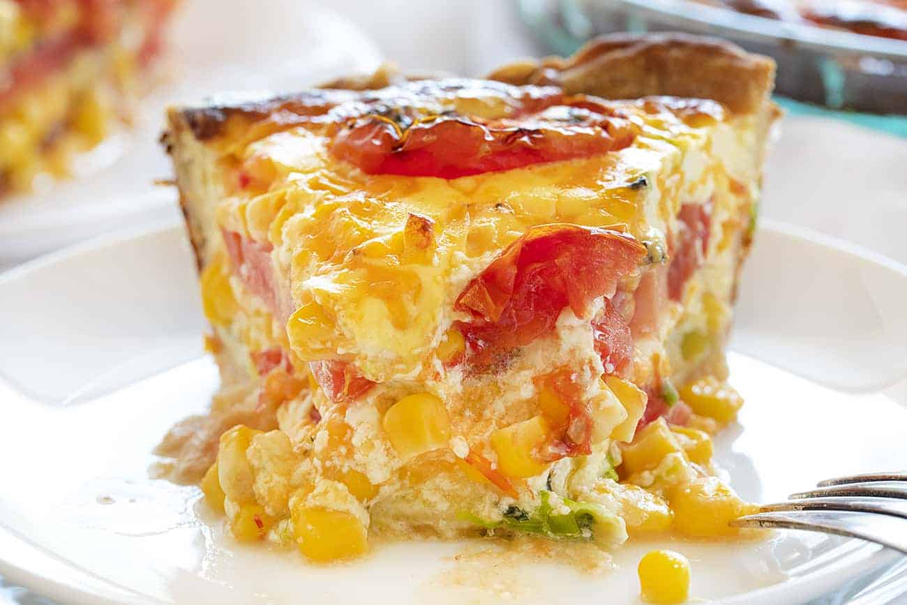 块西红柿和玉米馅饼