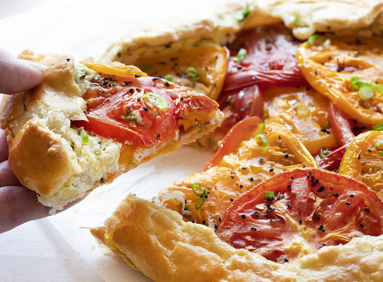 把西红柿和奶酪Galette印度铜币。