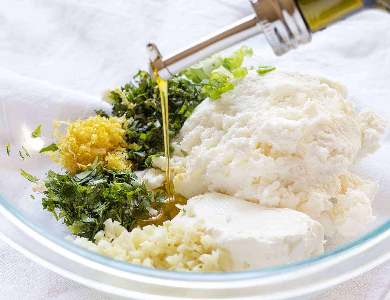 原料奶酪西红柿Galette填充。