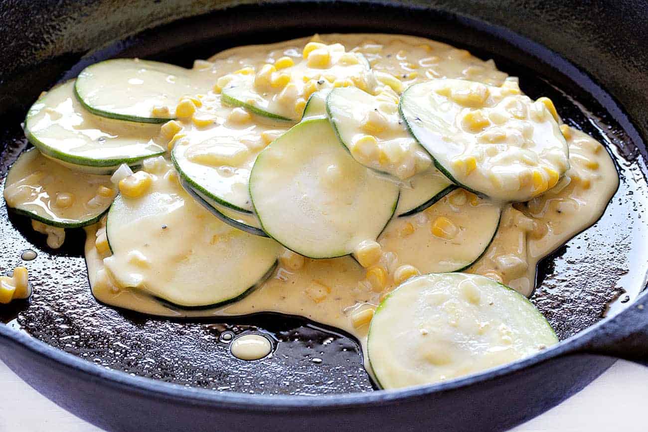 在煎锅中准备西葫芦玉米乳蛋饼