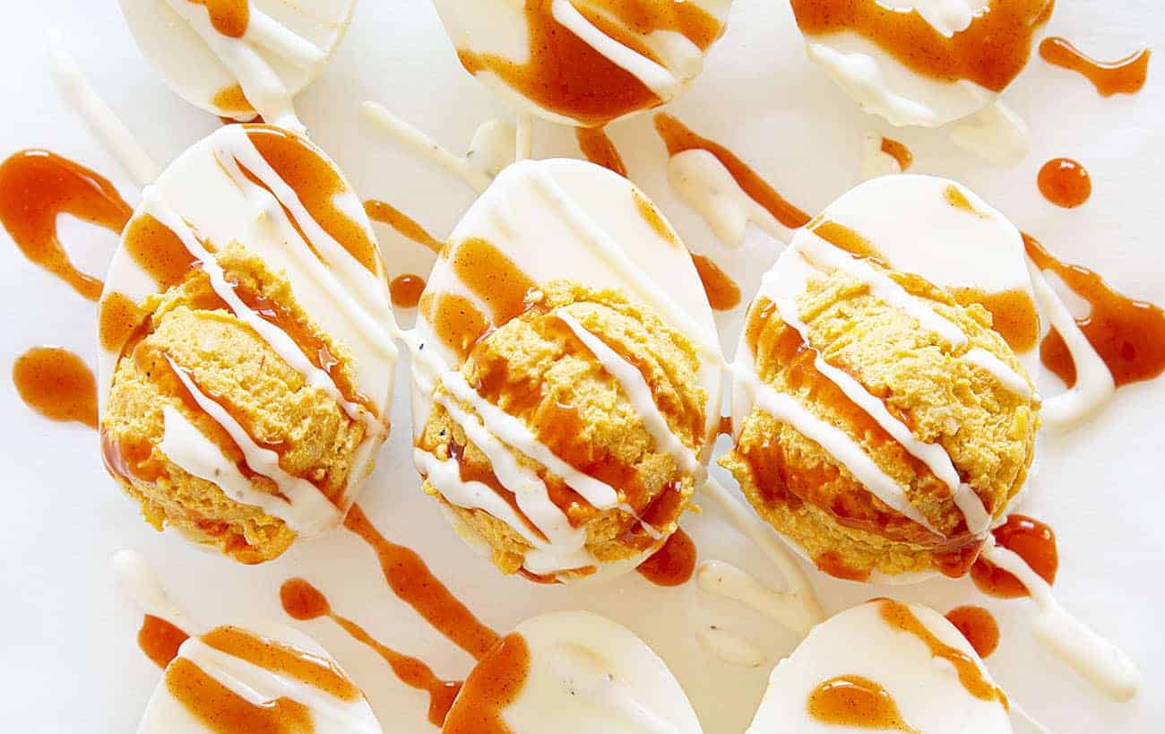 布法罗鸡蛋配辣酱和牧场酱