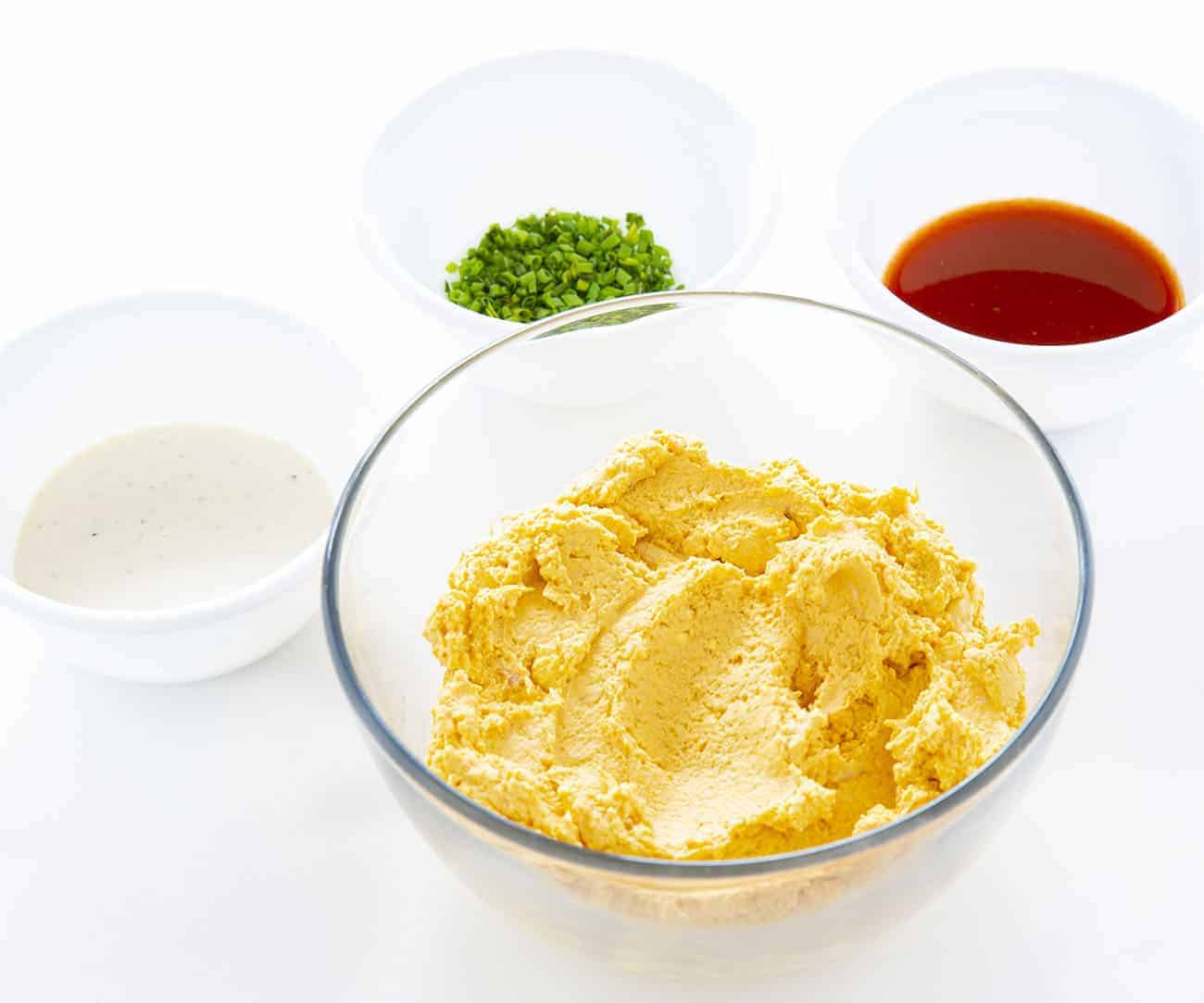 布法罗鸡魔鬼蛋的馅料和浇头