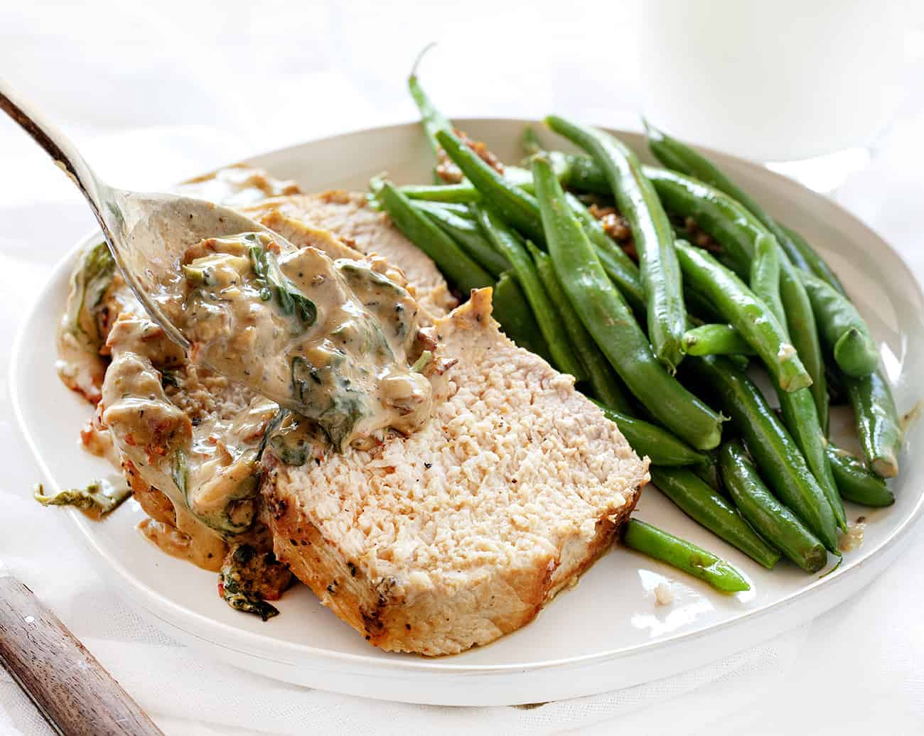 搂抱大蒜奶油酱猪肉里脊肉