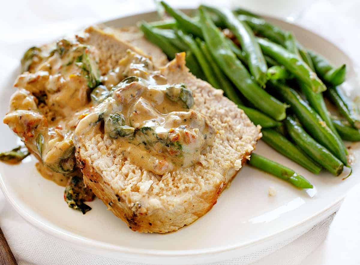 猪肉里脊与帕尔玛和烤大蒜奶油汁