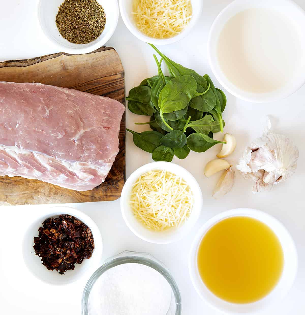 成分对猪肉里脊与帕尔玛和烤大蒜奶油汁