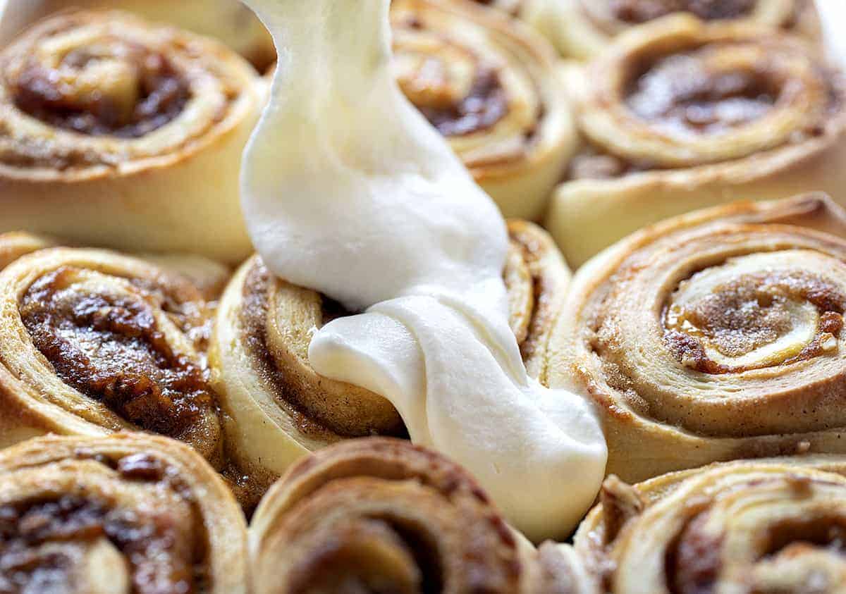 浇上奶油芝士糖霜的南瓜香料卷