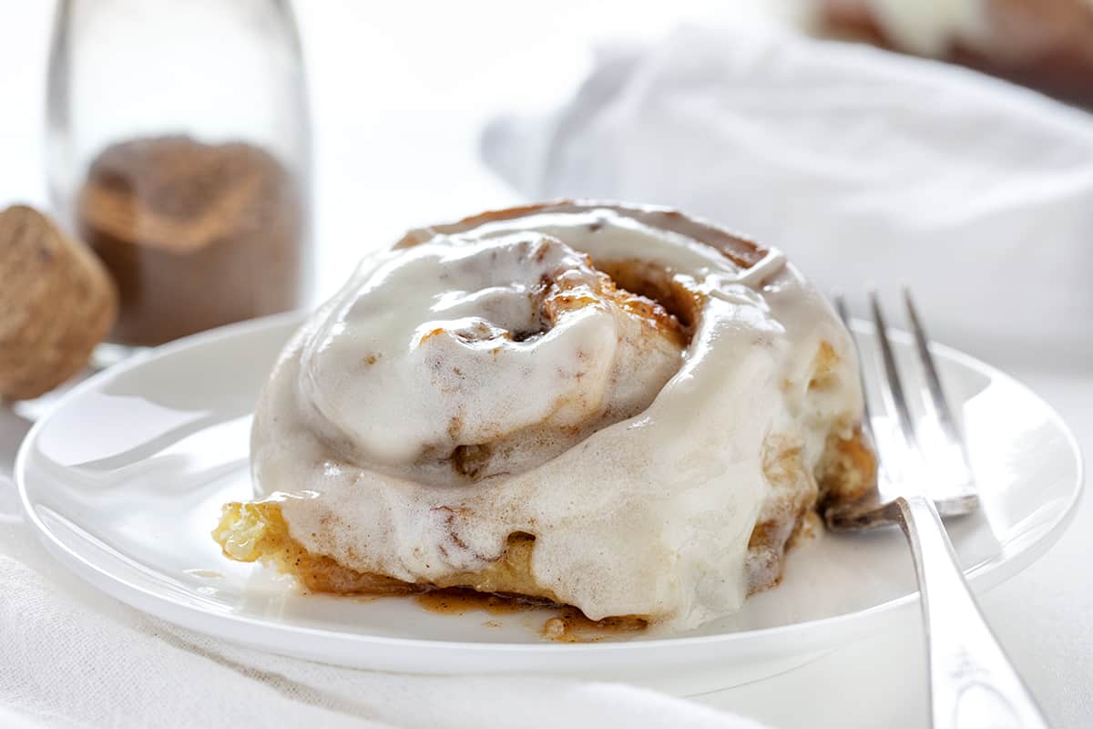 南瓜甜卷放在盘子里