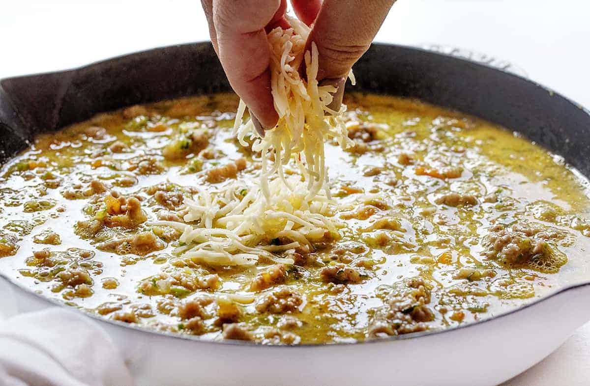 在香肠和西葫芦早餐煎锅中加入奶酪