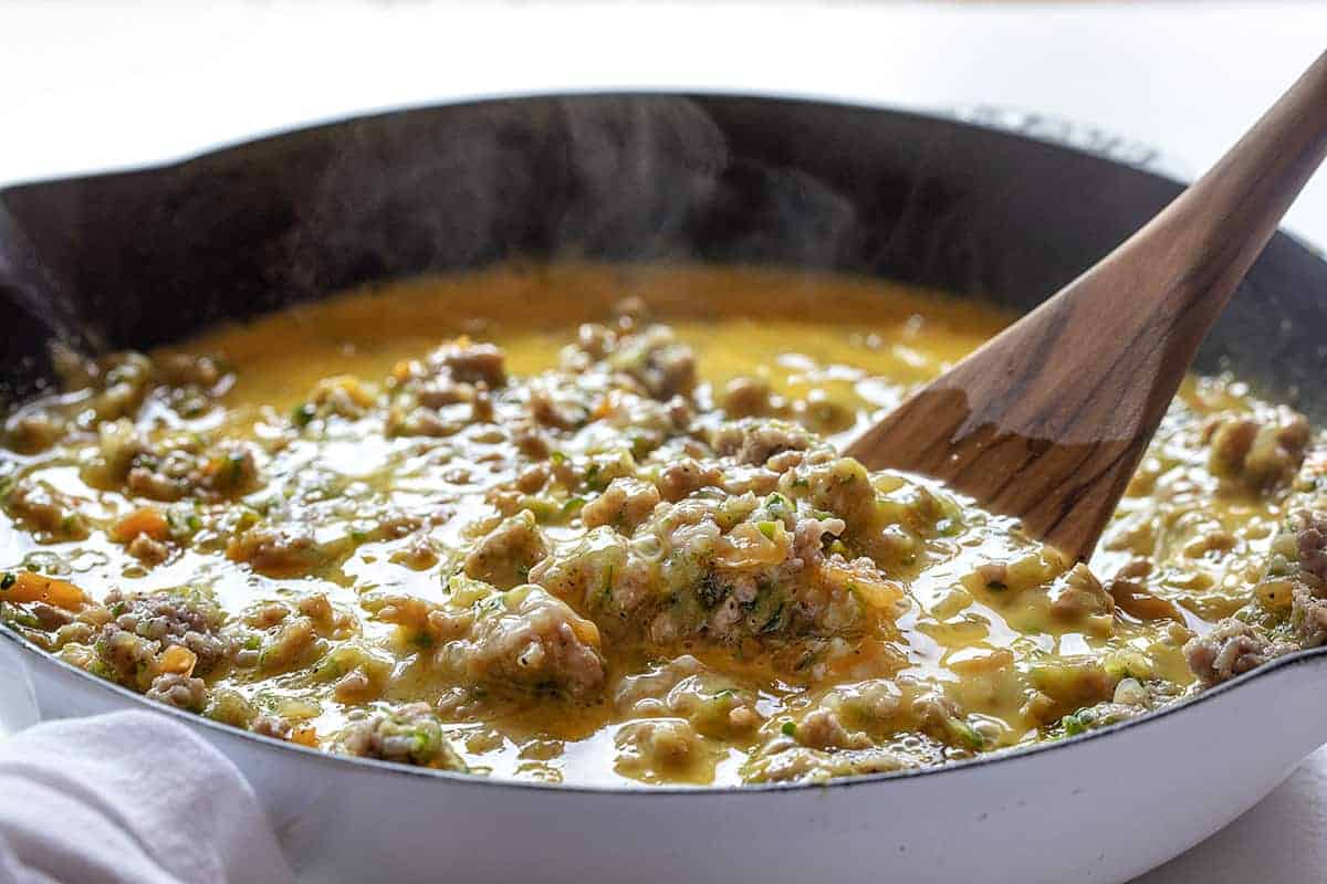 搅拌香肠和西葫芦早餐煎锅