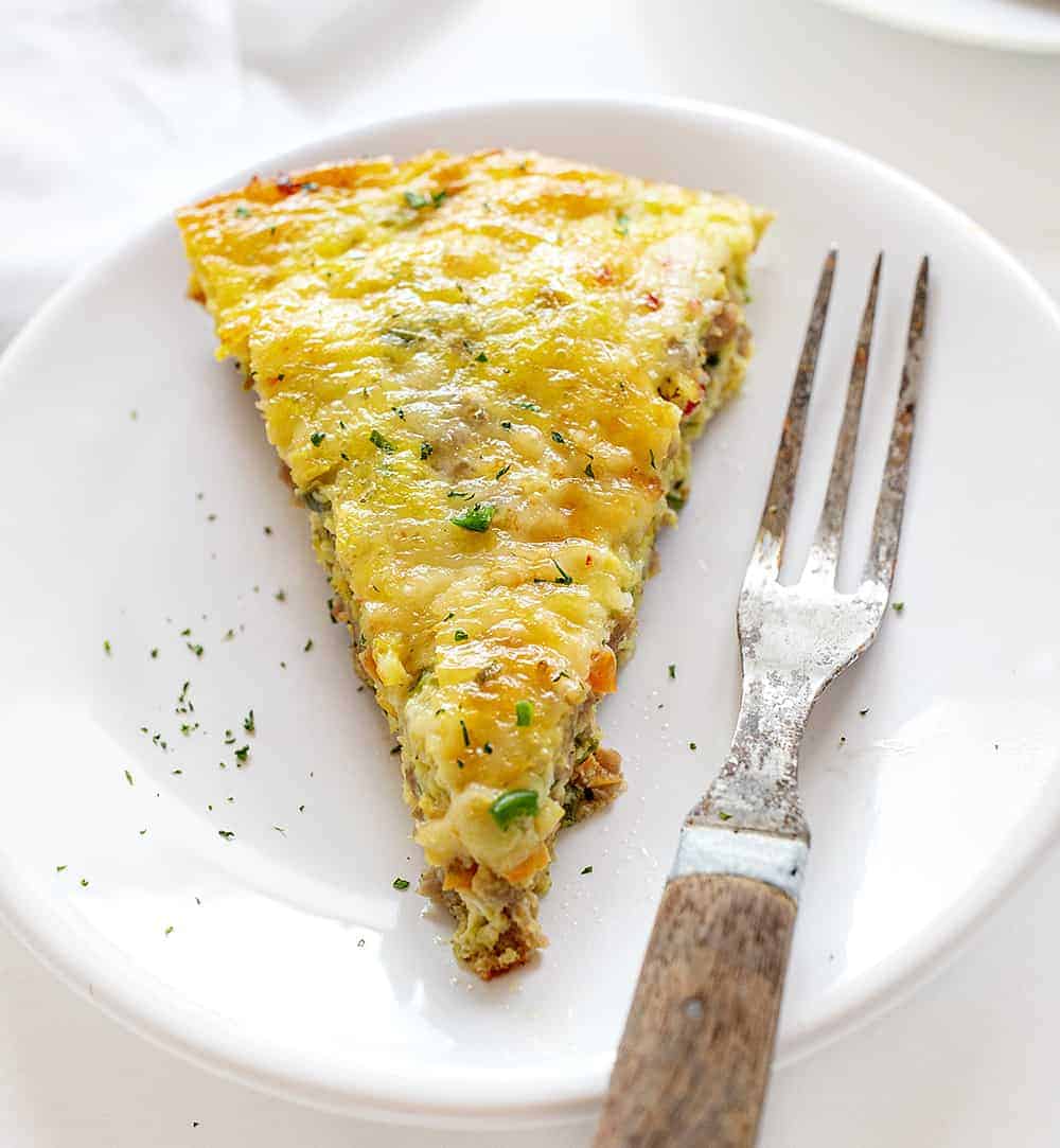 香肠片和西葫芦早餐煎锅