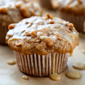 苹果松饼在羊皮纸上枫釉滴松饼和池在纸上。